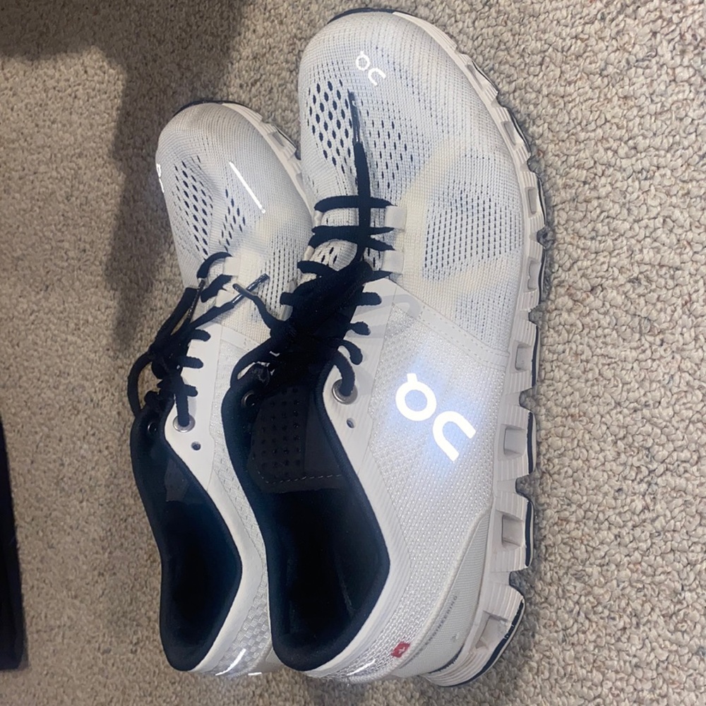 On running cloud x size 8 women’s shoe worn less than 10x